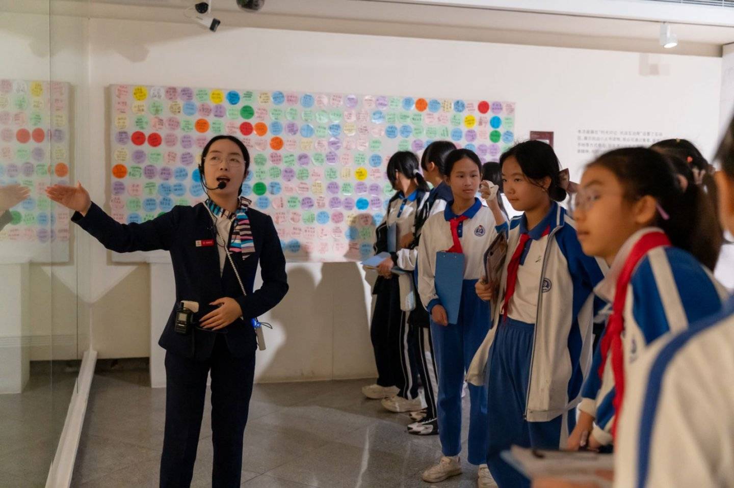 38！深圳青少年体验“红色剧本杀”新葡京网上赌场在美术馆“穿越”19